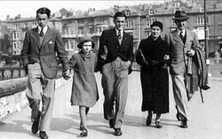 Christopher Tolkien (erster von links) im März 1940 mit seiner Familie